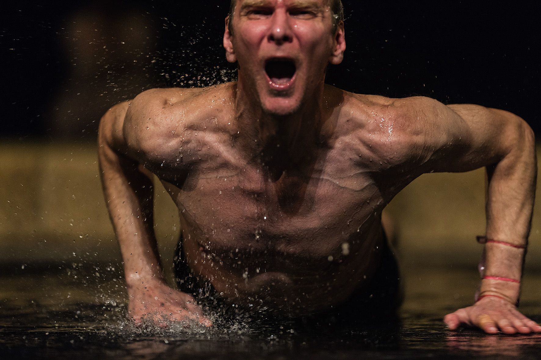 Palermo Palermo Ein Stück von Pina Bausch In Koproduktion mit dem Teatro Biondo Stabile, Palermo und Andres Neumann International Inszenierung und Choreographie Pina Bausch Bühne Peter Pabst Kostüme Marion Cito Musikalische Mitarbeit Matthias Burkert Dauer 2h 45min Musik Edvard Grieg, Niccolo Paganini, Musik aus Süditalien, Afrika, Japan und Schottland, Renaissancemusik, Blues und Jazz aus Amerika... Uraufführung 17. Dezember 1989, Opernhaus Wuppertal