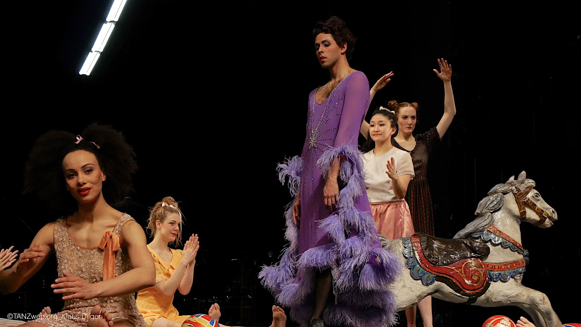 ©PRESSEBILDER-TANZWEB-DIE-SIEBEN-TODSÜNDEN_TANZTHEATER-WUPPERTAL-PINA-BAUSCH