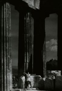 Duncan__Isadora_tanzt_in_den_Ruinen_des_Parthenon__1920_Foto__c__Edward_Steichen_Courtesy_of_DTK