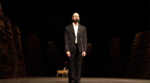 VIKTOR_Pina-Bausch©Klaus-Dilger